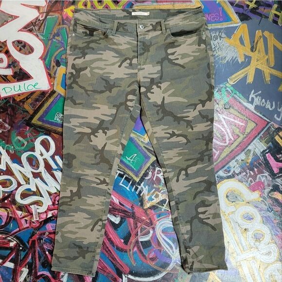 Levi's 711 Skinny Jeans, size 33 camo print, mid rise stretch army green - Picture 1 of 9